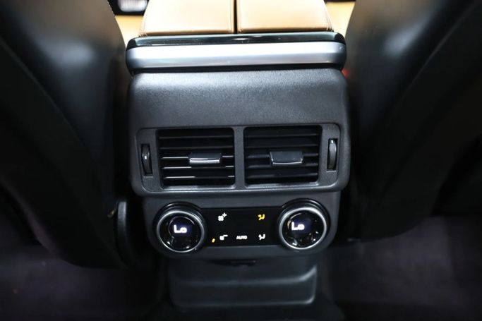 Подержанный Land Rover Range Rover Velar P300 I, 2.0 л, 2020 в Шардже от Al Qassem Cars Trading Серебристый цвет. GCC | AUTO.AE