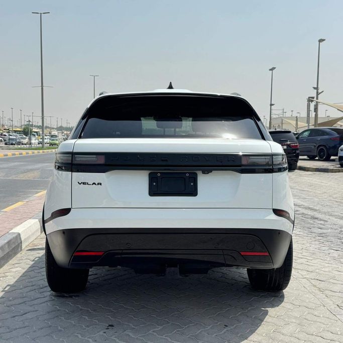 Подержанный Land Rover Range Rover Velar P250 I Рестайлинг, 2.0 л, 2024 в Шардже от Alfaris Used Cars Белый цвет. Other | AUTO.AE
