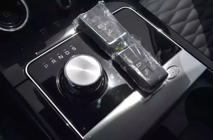 Used Land Rover Range Rover Velar P550 I, 5.0 l, 2020 in Sharjah by Alfaris Used Cars, White color. Other | AUTO.AE