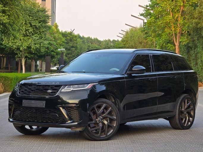 Подержанный Land Rover Range Rover Velar P550 I, 5.0 л, 2020 в Шардже от Al Jana Used Cars Черный цвет. Американская | AUTO.AE