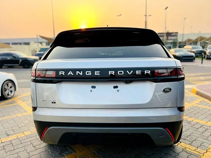 Подержанный Land Rover Range Rover Velar P250 I, 2.0 л, 2021 в Шардже от Karkuk Used Cars Серебристый цвет. Американская | AUTO.AE