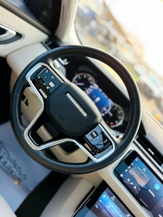 Подержанный Land Rover Range Rover Velar P250 I, 2.0 л, 2021 в Шардже от Karkuk Used Cars Серебристый цвет. Американская | AUTO.AE