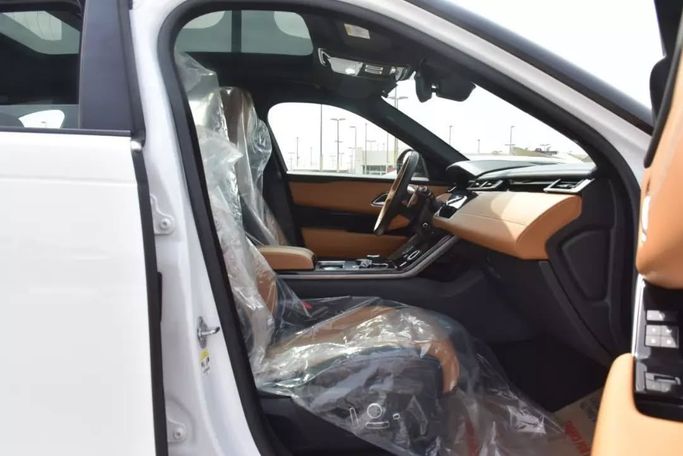 Подержанный Land Rover Range Rover Velar P300 I, 2.0 л, 2018 в Шардже от Alfaris Used Cars Белый цвет. Other | AUTO.AE