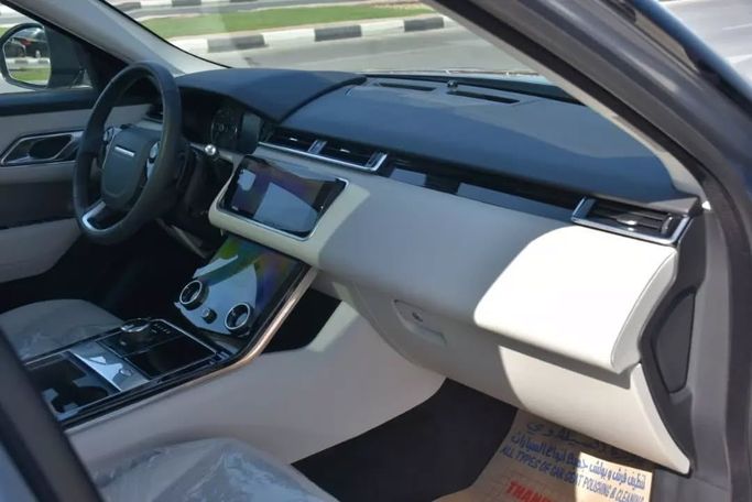 Подержанный Land Rover Range Rover Velar P380 I, 3.0 л, 2018 в Шардже от Alfaris Used Cars Серебристый цвет. Other | AUTO.AE