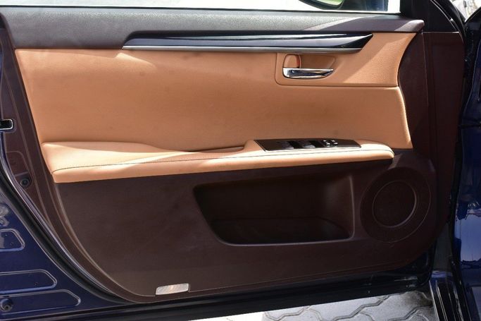 Подержанный Lexus ES 350 VI Рестайлинг, 3.5 л, 2017 в Шардже от Alfaris Used Cars Синий цвет.  | AUTO.AE