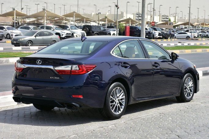 Подержанный Lexus ES 350 VI Рестайлинг, 3.5 л, 2017 в Шардже от Alfaris Used Cars Синий цвет.  | AUTO.AE