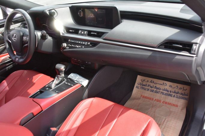 Подержанный Lexus ES 250 VII Рестайлинг, 2.5 л, 2021 в Шардже от Alfaris Used Cars Белый цвет.  | AUTO.AE