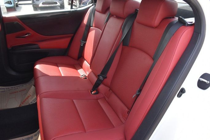 Подержанный Lexus ES 250 VII Рестайлинг, 2.5 л, 2021 в Шардже от Alfaris Used Cars Белый цвет.  | AUTO.AE