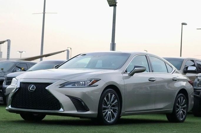 Подержанный Lexus ES 250 VII Рестайлинг, 2.5 л, 2021 в Шардже от Al Bake Used Cars Золотистый цвет.  | AUTO.AE