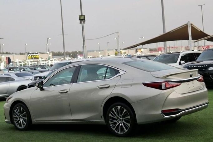 Подержанный Lexus ES 250 VII Рестайлинг, 2.5 л, 2021 в Шардже от Al Bake Used Cars Золотистый цвет.  | AUTO.AE