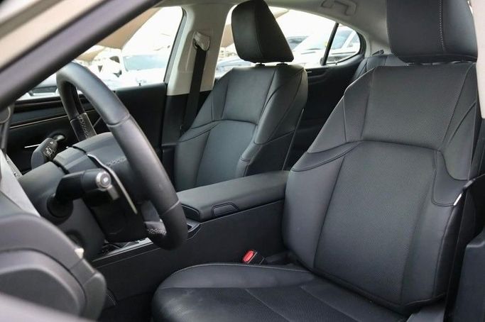 Подержанный Lexus ES 250 VII Рестайлинг, 2.5 л, 2021 в Шардже от Al Bake Used Cars Золотистый цвет.  | AUTO.AE