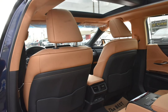 Подержанный Lexus ES 350 VII Рестайлинг, 3.5 л, 2023 в Шардже от Alfaris Used Cars Синий цвет. GCC | AUTO.AE