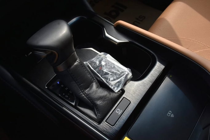 Подержанный Lexus ES 350 VII Рестайлинг, 3.5 л, 2023 в Шардже от Alfaris Used Cars Синий цвет. GCC | AUTO.AE