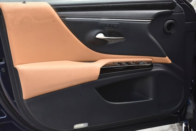 Подержанный Lexus ES 350 VII Рестайлинг, 3.5 л, 2023 в Шардже от Alfaris Used Cars Синий цвет. GCC | AUTO.AE