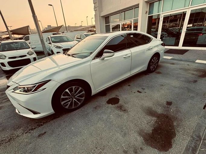 Used Lexus ES 300h VII Facelift, 2.5 l, 2022 in Sharjah by Al Haram Al Masy, White color. GCC Specs | AUTO.AE