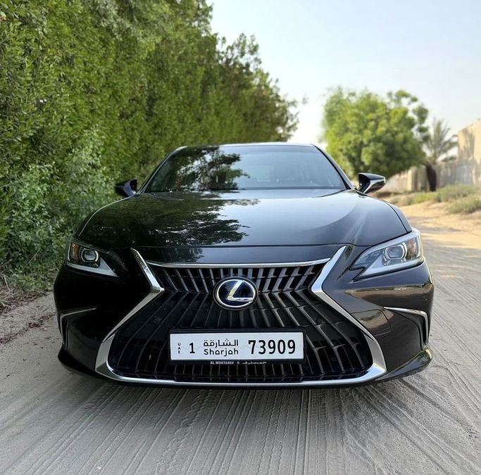 Подержанный Lexus ES 300h VII Рестайлинг, 2.5 л, 2022 в Шардже от Al Muhtaref Used Cars Черный цвет. GCC | AUTO.AE