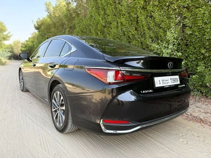 Подержанный Lexus ES 300h VII Рестайлинг, 2.5 л, 2022 в Шардже от Al Muhtaref Used Cars Черный цвет. GCC | AUTO.AE