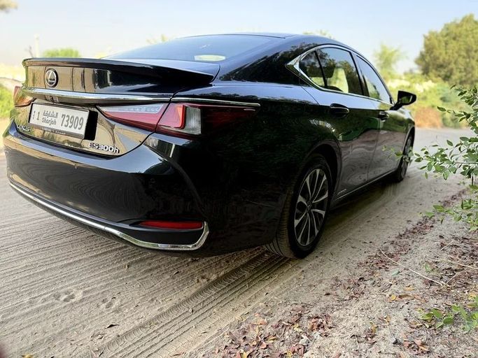 Подержанный Lexus ES 300h VII Рестайлинг, 2.5 л, 2022 в Шардже от Al Muhtaref Used Cars Черный цвет. GCC | AUTO.AE