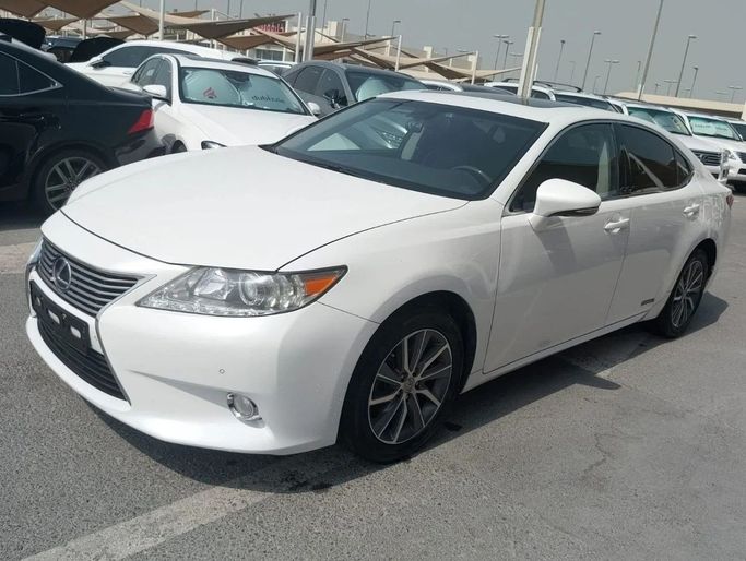 Подержанный Lexus ES 300h VI, 2.5 л, 2013 в Шардже от Alnawras Cars Белый цвет. Корейская | AUTO.AE
