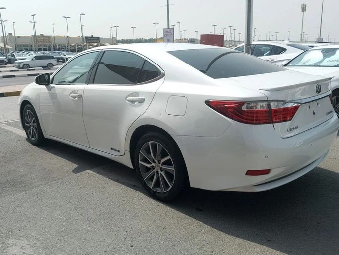 Подержанный Lexus ES 300h VI, 2.5 л, 2013 в Шардже от Alnawras Cars Белый цвет. Корейская | AUTO.AE