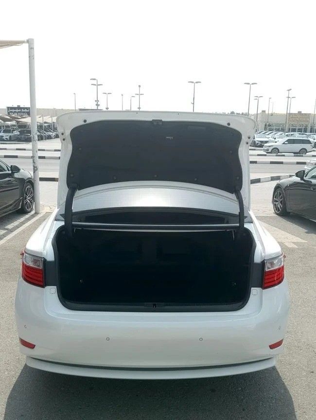 Подержанный Lexus ES 300h VI, 2.5 л, 2013 в Шардже от Alnawras Cars Белый цвет. Корейская | AUTO.AE