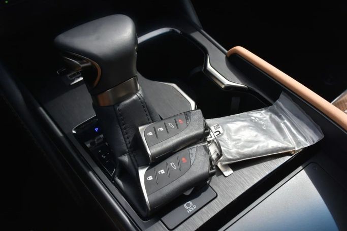 New Lexus ES 350 VII Facelift, 3.5 l, 2023 in Sharjah by Alfaris Used Cars, Black color. Other | AUTO.AE