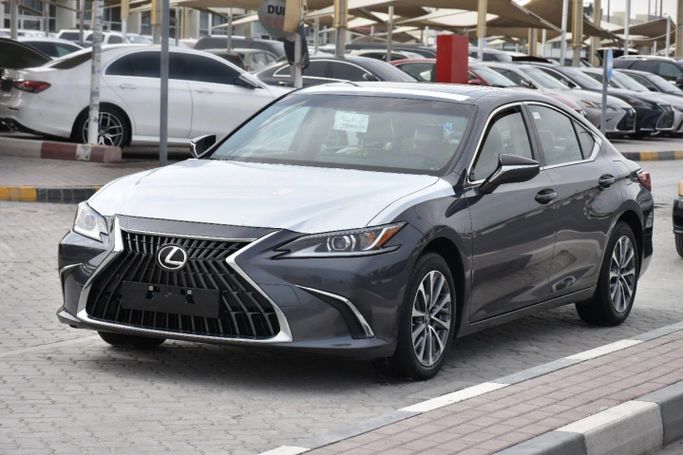 Новый Lexus ES 250 VII Рестайлинг, 2.5 л, 2023 в Шардже от Alfaris Used Cars Серый цвет. GCC | AUTO.AE