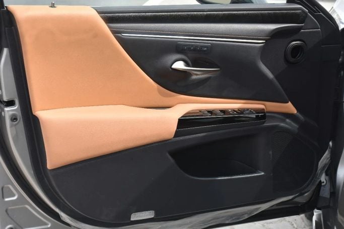 Новый Lexus ES 250 VII Рестайлинг, 2.5 л, 2023 в Шардже от Alfaris Used Cars Серый цвет. GCC | AUTO.AE