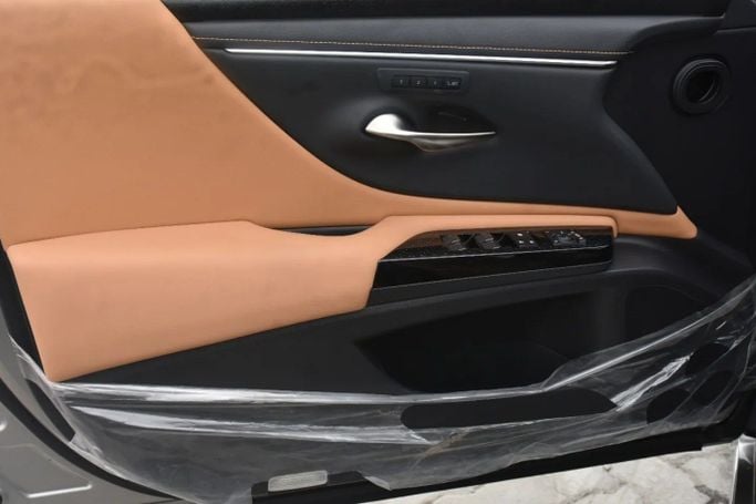 Новый Lexus ES 350 VII Рестайлинг, 3.5 л, 2023 в Шардже от Alfaris Used Cars Серебристый цвет. GCC | AUTO.AE