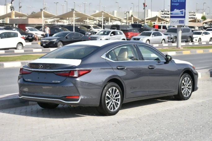 Новый Lexus ES 250 VII Рестайлинг, 2.5 л, 2023 в Шардже от Alfaris Used Cars Серый цвет. GCC | AUTO.AE