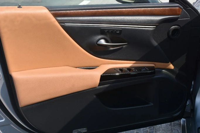Подержанный Lexus ES 350 VII Рестайлинг, 3.5 л, 2023 в Шардже от Alfaris Used Cars Серебристый цвет. Other | AUTO.AE
