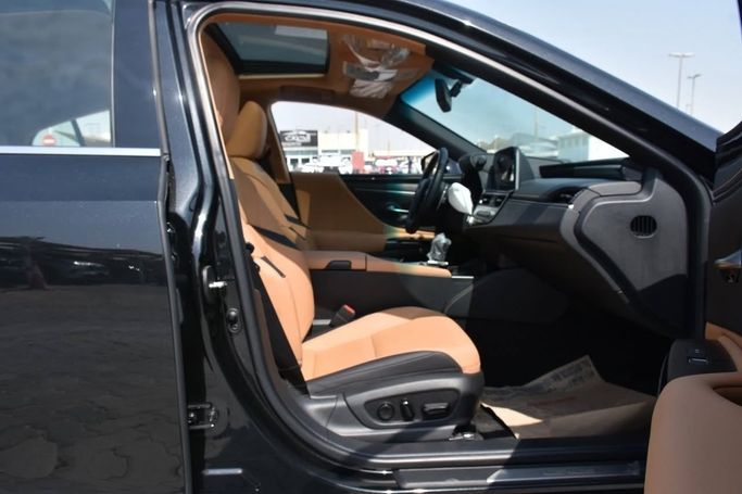 Подержанный Lexus ES 250 VII Рестайлинг, 2.5 л, 2022 в Шардже от Alfaris Used Cars Черный цвет. Other | AUTO.AE