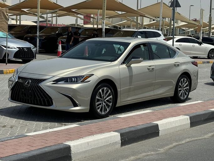 Подержанный Lexus ES 350 VII Рестайлинг, 3.5 л, 2023 в Шардже от Alfaris Used Cars Серебристый цвет. Other | AUTO.AE