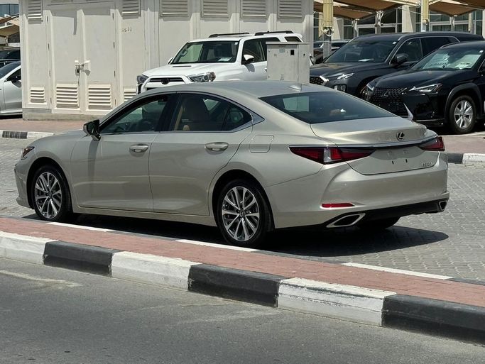 Подержанный Lexus ES 350 VII Рестайлинг, 3.5 л, 2023 в Шардже от Alfaris Used Cars Серебристый цвет. Other | AUTO.AE