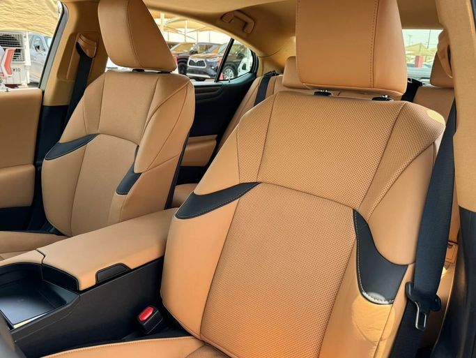 Подержанный Lexus ES 350 VII Рестайлинг, 3.5 л, 2023 в Шардже от Alfaris Used Cars Серебристый цвет. Other | AUTO.AE