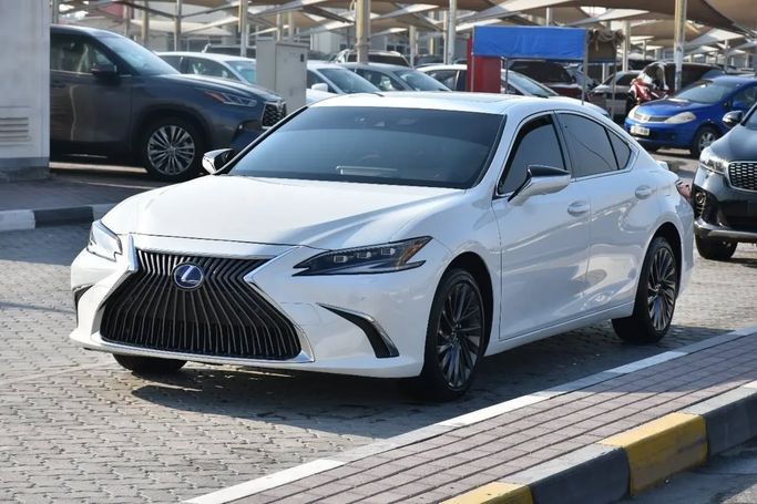 Подержанный Lexus ES 300h VII Рестайлинг, 2.5 л, 2023 в Шардже от Alfaris Used Cars Белый цвет. Other | AUTO.AE