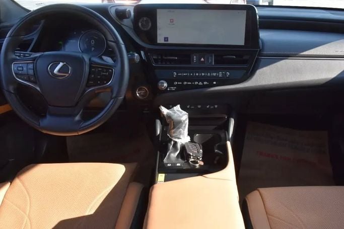 Подержанный Lexus ES 300h VII Рестайлинг, 2.5 л, 2023 в Шардже от Alfaris Used Cars Белый цвет. Other | AUTO.AE