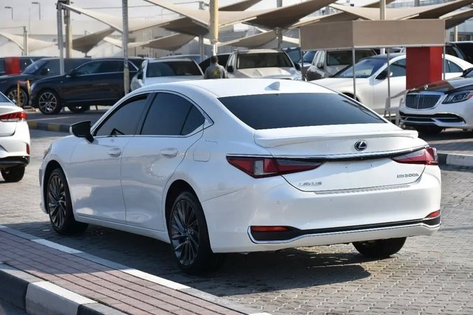 Подержанный Lexus ES 300h VII Рестайлинг, 2.5 л, 2023 в Шардже от Alfaris Used Cars Белый цвет. Other | AUTO.AE