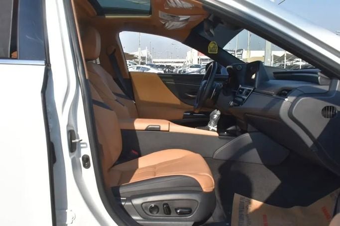 Подержанный Lexus ES 300h VII Рестайлинг, 2.5 л, 2023 в Шардже от Alfaris Used Cars Белый цвет. Other | AUTO.AE