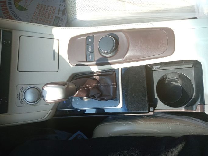 Used Lexus ES 350 VI Facelift, 3.5 l, 2016 in Sharjah by Mohammad Al Hamadani Used Cars, White color. American Specs | AUTO.AE