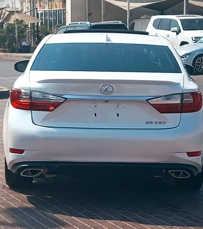 Used Lexus ES 350 VI Facelift, 3.5 l, 2016 in Sharjah by Mohammad Al Hamadani Used Cars, White color. American Specs | AUTO.AE