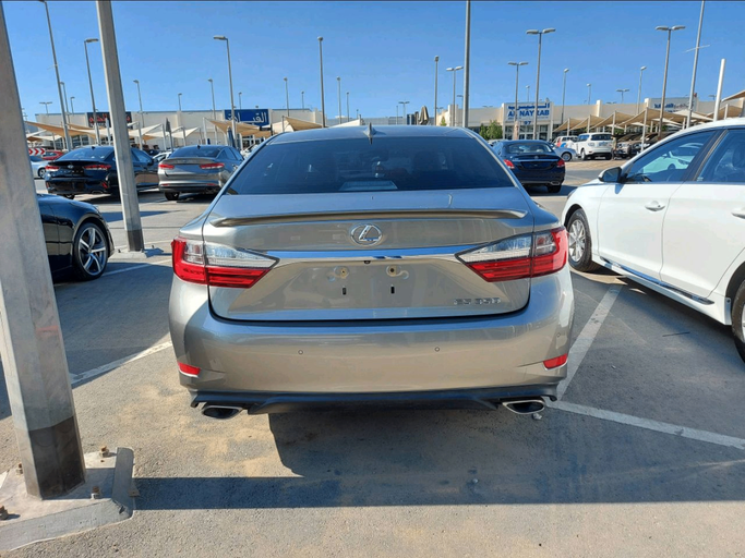 Used Lexus ES 350 VI Facelift, 3.5 l, 2016 in Sharjah by Daira Used Cars, Golden color. American Specs | AUTO.AE