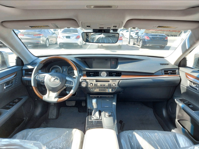 Used Lexus ES 350 VI Facelift, 3.5 l, 2016 in Sharjah by Daira Used Cars, Golden color. American Specs | AUTO.AE