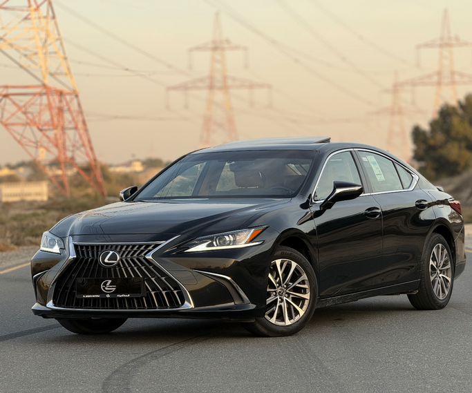 Подержанный Lexus ES 300h VII Рестайлинг, 2.5 л, 2023 в Шардже от Al Basma Motors Черный цвет. GCC | AUTO.AE