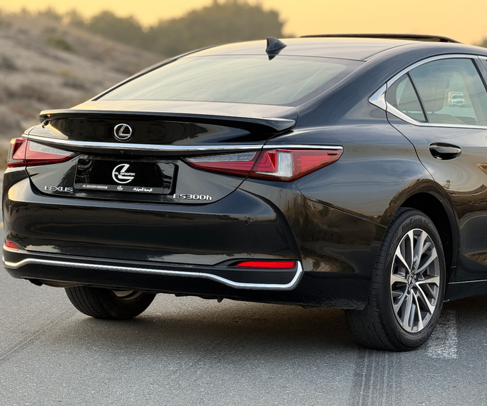 Подержанный Lexus ES 300h VII Рестайлинг, 2.5 л, 2023 в Шардже от Al Basma Motors Черный цвет. GCC | AUTO.AE