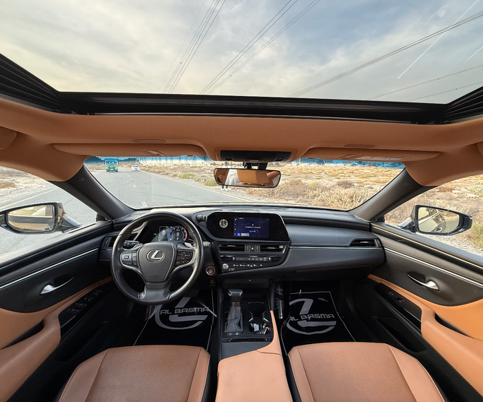 Подержанный Lexus ES 300h VII Рестайлинг, 2.5 л, 2023 в Шардже от Al Basma Motors Черный цвет. GCC | AUTO.AE