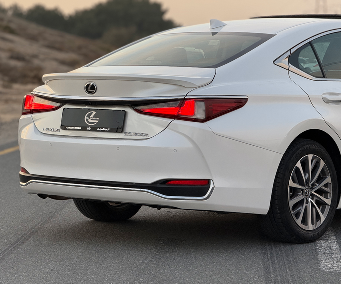 مستعملة Lexus ES 300h شد الوجه السابع, 2.5 l, 2023 في في الشارقة من Al Basma Motors، اللون أبيض. مواصفات الخليج | AUTO.AE