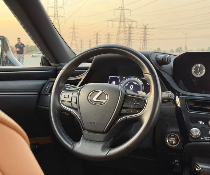 مستعملة Lexus ES 300h شد الوجه السابع, 2.5 l, 2023 في في الشارقة من Al Basma Motors، اللون أبيض. مواصفات الخليج | AUTO.AE