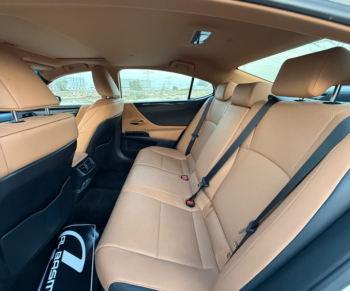 مستعملة Lexus ES 300h شد الوجه السابع, 2.5 l, 2023 في في الشارقة من Al Basma Motors، اللون أبيض. مواصفات الخليج | AUTO.AE