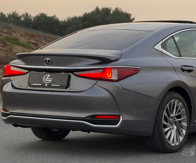 مستعملة Lexus ES 300h شد الوجه السابع, 2.5 l, 2022 في في الشارقة من Al Basma Motors، اللون رمادي. المواصفات الأمريكية | AUTO.AE
